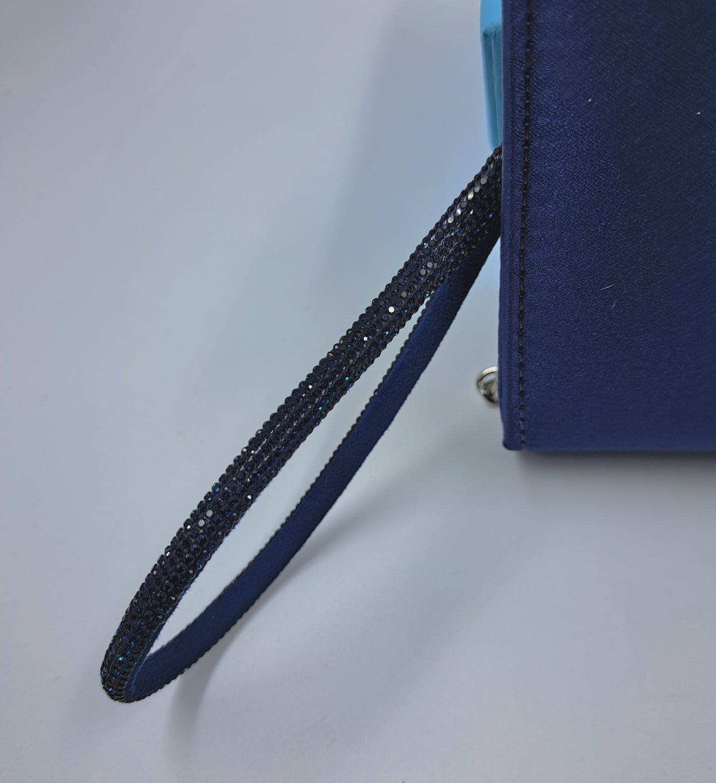 POCHETTE CON MANICO STRASS BLU