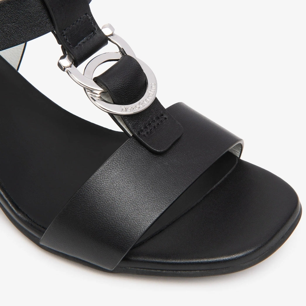 SANDALI PELLE NEROGIARDINI CERCHIO METALLICO NERO