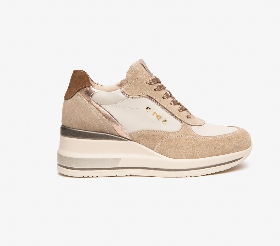 SNEAKERS IN PELLE SCAMOSCIATA NEROGIARDINI TACCO NUDE E MILK