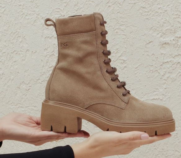 ANFIBI PELLE SCAMOSCIATA DETTAGLI CHARMS NEROGIARDINI ARGILLA